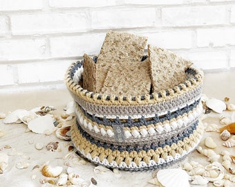 Cesta de crochet estilo boho en colores tierra