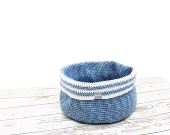 Panier au crochet en batik look bleu