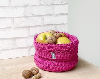 Cesta de crochet estilo boho rosa