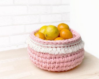 Panier au crochet avec franges en rose style bohème