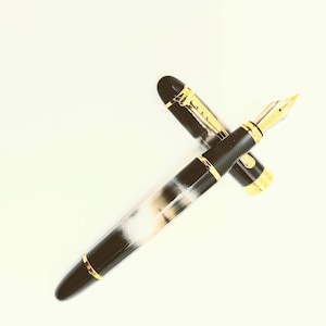 Penna stilografica, strumento da scrittura, marmorizzata in bianco e nero, con inchiostro a caricamento e con cartuccia, personalizzazione con iniziali