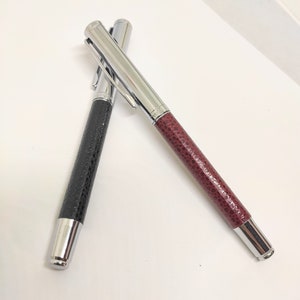 Penna a sfera, strumento da scrittura, strumento da scrittura da donna, modello pratico ed elegante con rivestimento in pelle. Acciaio inossidabile, iniziali possibili