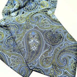 Ascot,Krawattenschal,Seide,Herrenaccessoire,Herrenschal gewebt ,schwarzgrundig mit blauem und gelbem Paisley, klassischem Muster. Bild 2