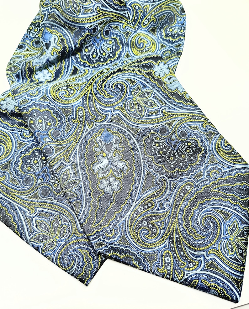 Ascot,Krawattenschal,Seide,Herrenaccessoire,Herrenschal gewebt ,schwarzgrundig mit blauem und gelbem Paisley, klassischem Muster. Bild 2