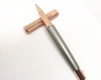 Stylo gel, stylo à bille, instrument d'écriture, élégant, disponible en gris argenté avec initiales en or rose