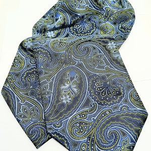 Ascot,Krawattenschal,Seide,Herrenaccessoire,Herrenschal gewebt ,schwarzgrundig mit blauem und gelbem Paisley, klassischem Muster. Bild 4