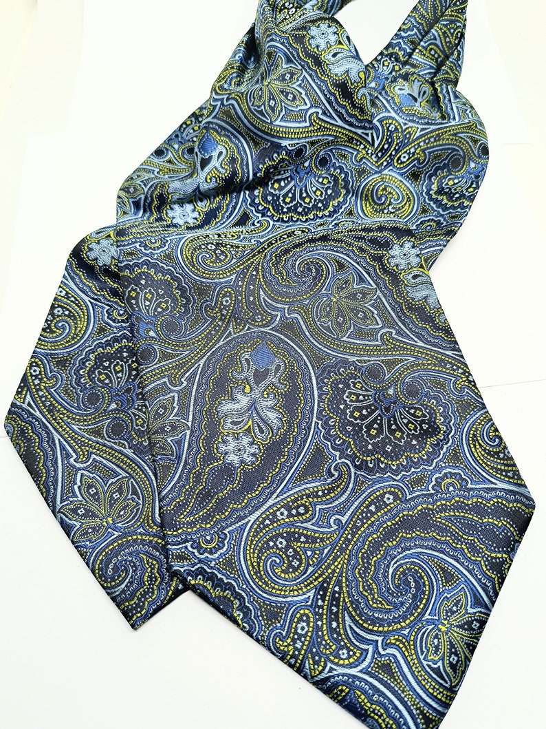 Ascot,Krawattenschal,Seide,Herrenaccessoire,Herrenschal gewebt ,schwarzgrundig mit blauem und gelbem Paisley, klassischem Muster. Bild 4