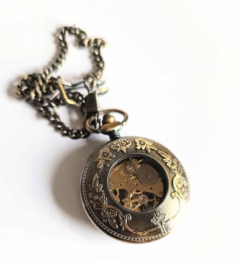 Taschenuhr mit Handaufzug in Antikoptik, Uhrwerk und Zifferblatt sichtbar, mit Uhrkette, mit Initialen auf Wunsch Bild 4
