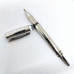 Gelschreiber, Kugelschreiber, Schreibgerät, großes handliches Modell in modernem technischen Design. Edelstahl, Initialen möglich