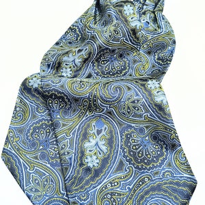 Ascot,Krawattenschal,Seide,Herrenaccessoire,Herrenschal gewebt ,schwarzgrundig mit blauem und gelbem Paisley, klassischem Muster. Bild 1