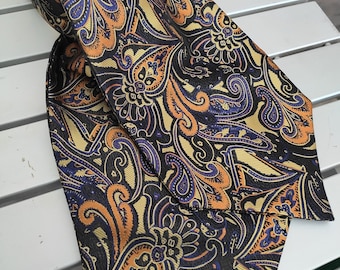 Ascot,Krawattenschal,Herrenaccessoire,Herrenschal - gewebt ,schwarzgrundig mit gelb-orange, klassisches Paisley Muster.