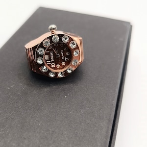 Damenuhr,Ring mit Uhr,  rund oder viereckig Ringuhr in rotgold vergoldet mit Strass, auf Wunsch mit Initialen