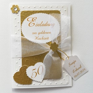 PERSONALISIERTE Einladung zur goldenen Hochzeit weiß-gold mit Anhänger und Herzen und Zahl (GOHO1)