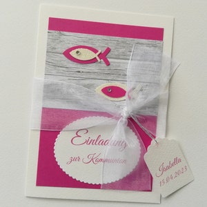 PERSONALISIERTE Einladung Konfirmation Kommunion Tuafe pink oder in anderen Farben Holzcharakter Fische Anhänger (K237PI)
