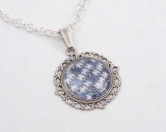 Kurze Kette Silber mit Cabochon Anhänger 20 mm in Blau mit weißen Blümchen Geschenk für Freundin Geburtstag Muttertag Ostern Dirndlkette