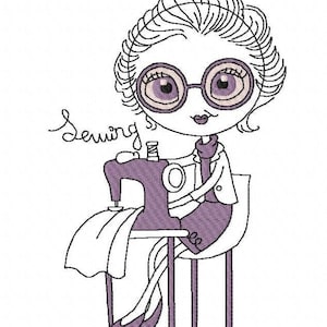 Puede incluir: Una ilustración de dibujos animados de una mujer cosiendo en una máquina de coser morada. La mujer lleva gafas y un vestido morado. El texto "Costura" está escrito en cursiva sobre la máquina.