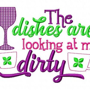 Puede incluir: Diseño de bordado morado y verde con el texto "The dishes are looking at me dirty". El diseño incluye una copa de vino y dos tazas de té.