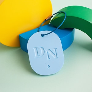 Étiquettes de bagage pour pilules avec initiales, étiquette d'identification de sac gravée, étiquette de sac de valise, accessoire de voyage en acrylique, porte-clés avec nom d'école, cadeau de mariage