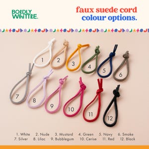 Puede incluir: Una selecci&oacute;n de doce cordones de ante sint&eacute;tico en varios colores: blanco, nude, mostaza, verde, azul marino, humo, plata, lila, chicle, cereza, rojo y negro. El texto dice "opciones de color de cord&oacute;n de ante sint&eacute;tico."