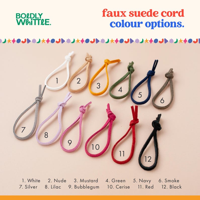 Puede incluir: Una selecci&oacute;n de doce cordones de ante sint&eacute;tico en varios colores: blanco, nude, mostaza, verde, azul marino, humo, plata, lila, chicle, cereza, rojo y negro. El texto dice "opciones de color de cord&oacute;n de ante sint&eacute;tico."