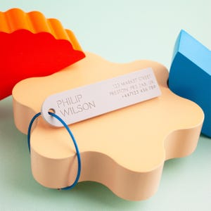 Étiquettes à bagage minces avec nom personnalisé, étiquette d'identification de sac gravée, étiquette de sac de valise, accessoire de voyage en acrylique, porte-clés avec nom d'école