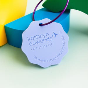 Étiquettes à bagage avec nom rond ondulé, étiquette d'identification de sac gravée, étiquette de sac de valise, accessoire de voyage en acrylique, porte-clés avec nom d'école