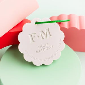 Étiquettes à bagage avec initiales festonnées, étiquette d'identification de sac gravée, étiquette de sac de valise, accessoire de voyage en acrylique, porte-clés avec nom d'école