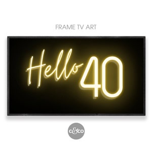Peut inclure: Un panneau néon encadré noir avec le texte "Hello 40" en jaune.