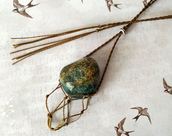 Halskette, Netzkette mit Jaspis- Solarplexuschakra, Makramee-Kette mit Edelstein im Netz, Heilstein, Trommelstein, Boho, Gypsy, Mittelalter