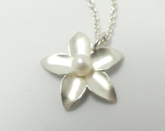 Flowers pendant with freshwater pearl made of silver