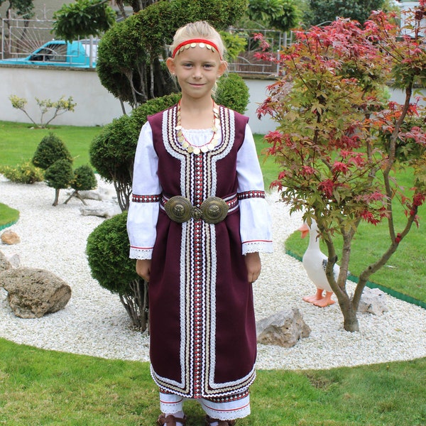 Una versión moderna original de un traje folclórico para una niña.