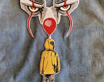Puede incluir: Parche bordado con la cara de un payaso con maquillaje rojo y blanco, sosteniendo un globo rojo. Una figura con un impermeable amarillo y botas verdes camina hacia el payaso.