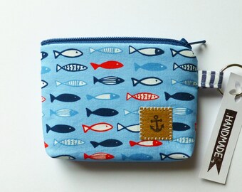 maritime Minitasche mit Fischen, hellblaues Schlüsseletui mit Fischen, blommablu