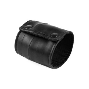 Pulsera hecha con tubo de bicicleta y bolsillo secreto