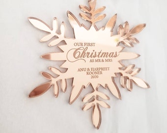 パーソナライズされた雪の結晶のクリスマスオーナメント - 私たちの最初のクリスマス、メリークリスマス、家族のオーナメント、クリスマスギフト
