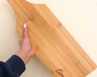 彫刻入りシャルキュトリーサービングボードパドル（ハンドル付き）、竹製