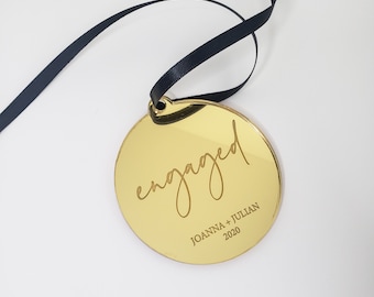 パーソナライズされた婚約クリスマスオーナメント、ミラーゴールドアクリル