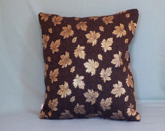 Brocade cushion gold