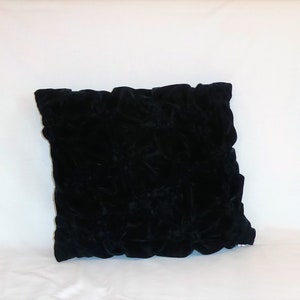 Cushion green velvet with ruffles