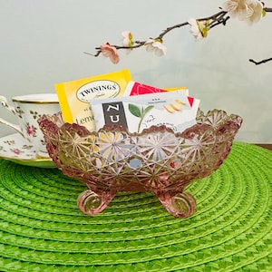 Prato oval para doces com margaridas e botões rosa, suporte para saquinhos de chá, vintage L G Wright, margaridas e botões, tigela rosa com quatro pontas, decoração rosa para presente