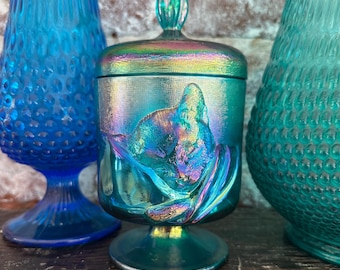 ブルージュ風　ステンドグラスキャビネット Fenton Chessie Cat Candy Jar: Teal Iridescent Carnival Glass, 1988