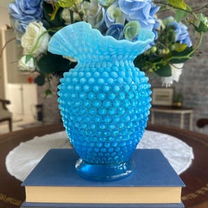 Jarrón de flores de 8 pulgadas de vidrio opalescente azul Fenton con forma de clavo