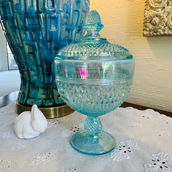 Aqua Glass Candy Bowl mit Deckel, Fenton Art Glass Blue Topaz Opalescent Irising Diamond Point Sockel Candy Box mit Deckel, Facettiertes Glas