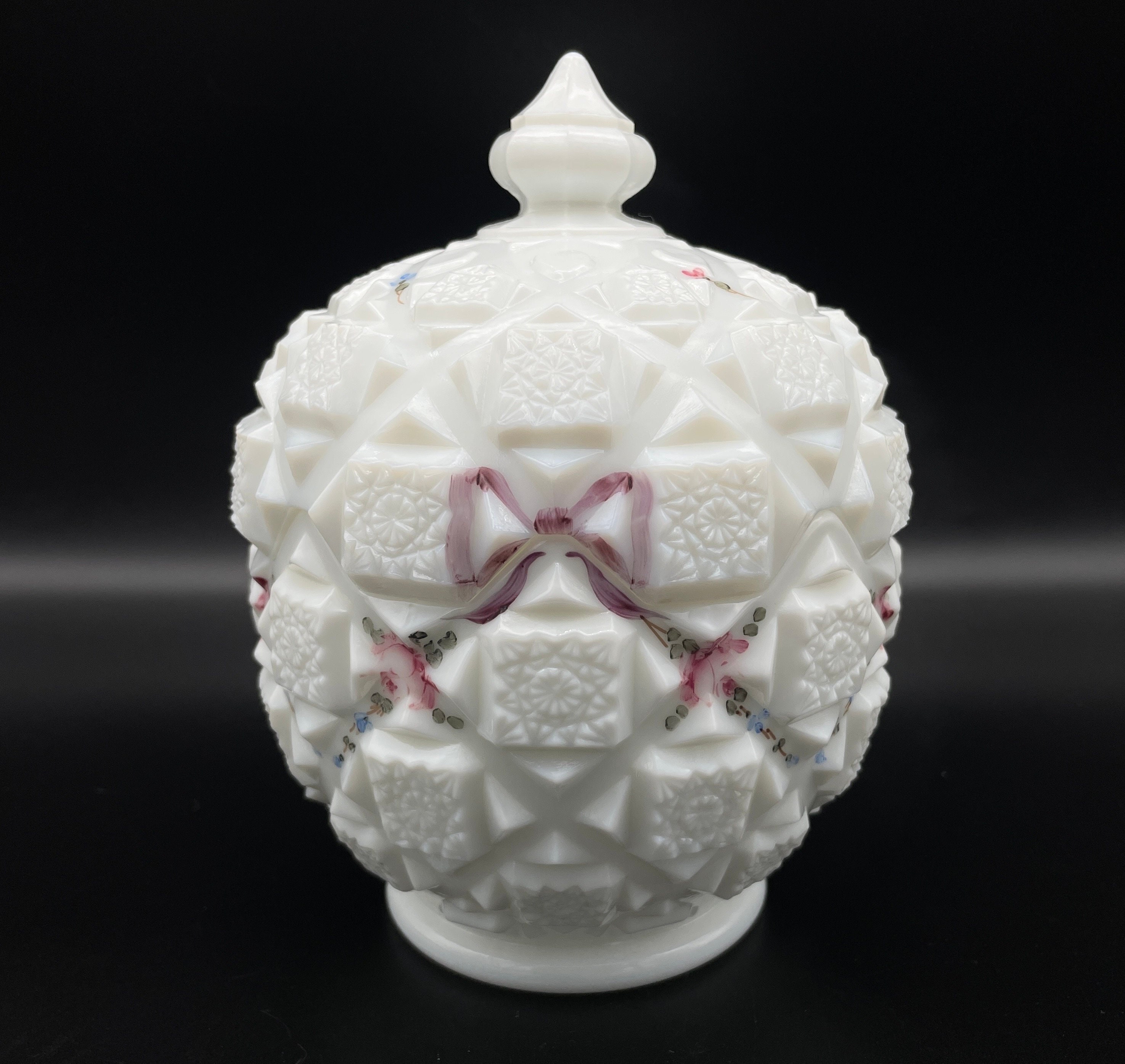 注文割引 Bowl Candy Glass Milk Quilt Old Westmoreland With Hand Lid 工芸品