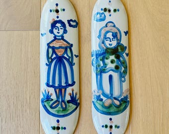 Protezioni per porte o piastre di spinta in gres con scena rurale di M A Hadley, raffiguranti un contadino e sua moglie.