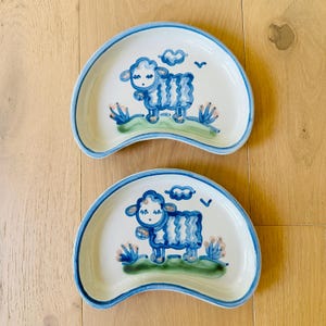Plato de ensalada o fuente para huesos de cerámica de gres con diseño de cordero en forma de media luna, de M A Hadley Country Scene.