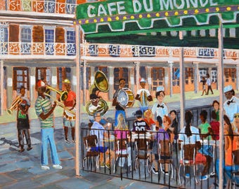 Puede incluir: Una pintura de una escena callejera en Nueva Orleans con una banda de metales tocando frente al Cafe Du Monde. El café tiene un toldo verde con las palabras "Cafe Du Monde" en letras amarillas. Hay gente sentada en mesas afuera del café, disfrutando de la música.