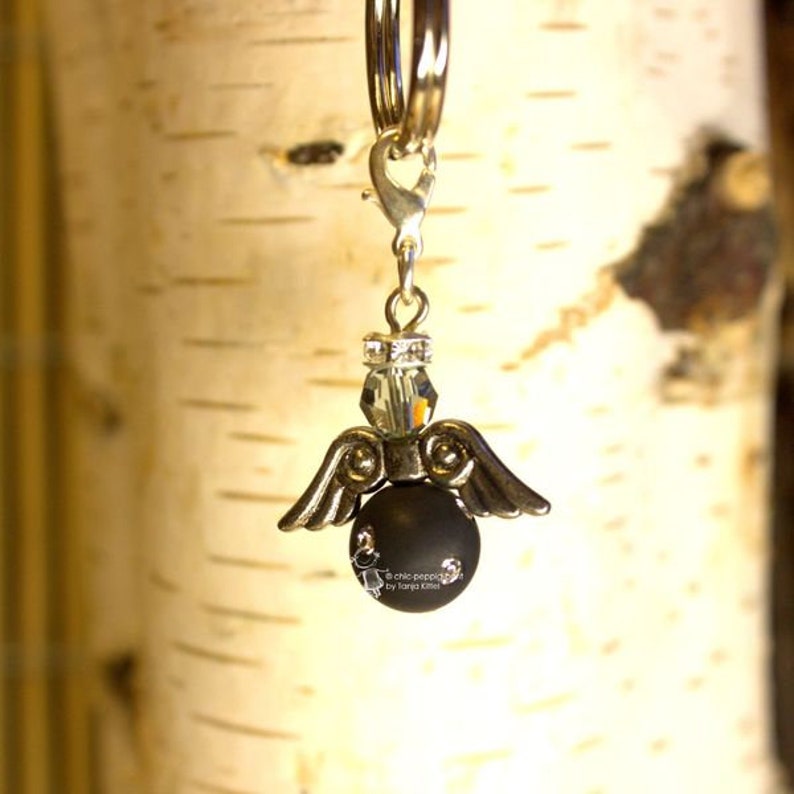 petite chaîne pendentif ange noir image 1