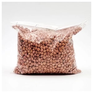 Könnte beinhalten: Ein transparenter Plastikbeutel gefüllt mit einer großen Menge hellbrauner getrockneter Bohnen.