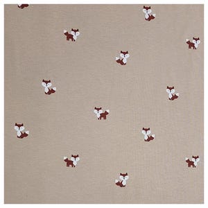 Pu&ograve; includere: Tessuto beige con un motivo ripetuto di volpi marroni. Le volpi sono rivolte a destra e hanno accenti bianchi sulle orecchie e sulle code.